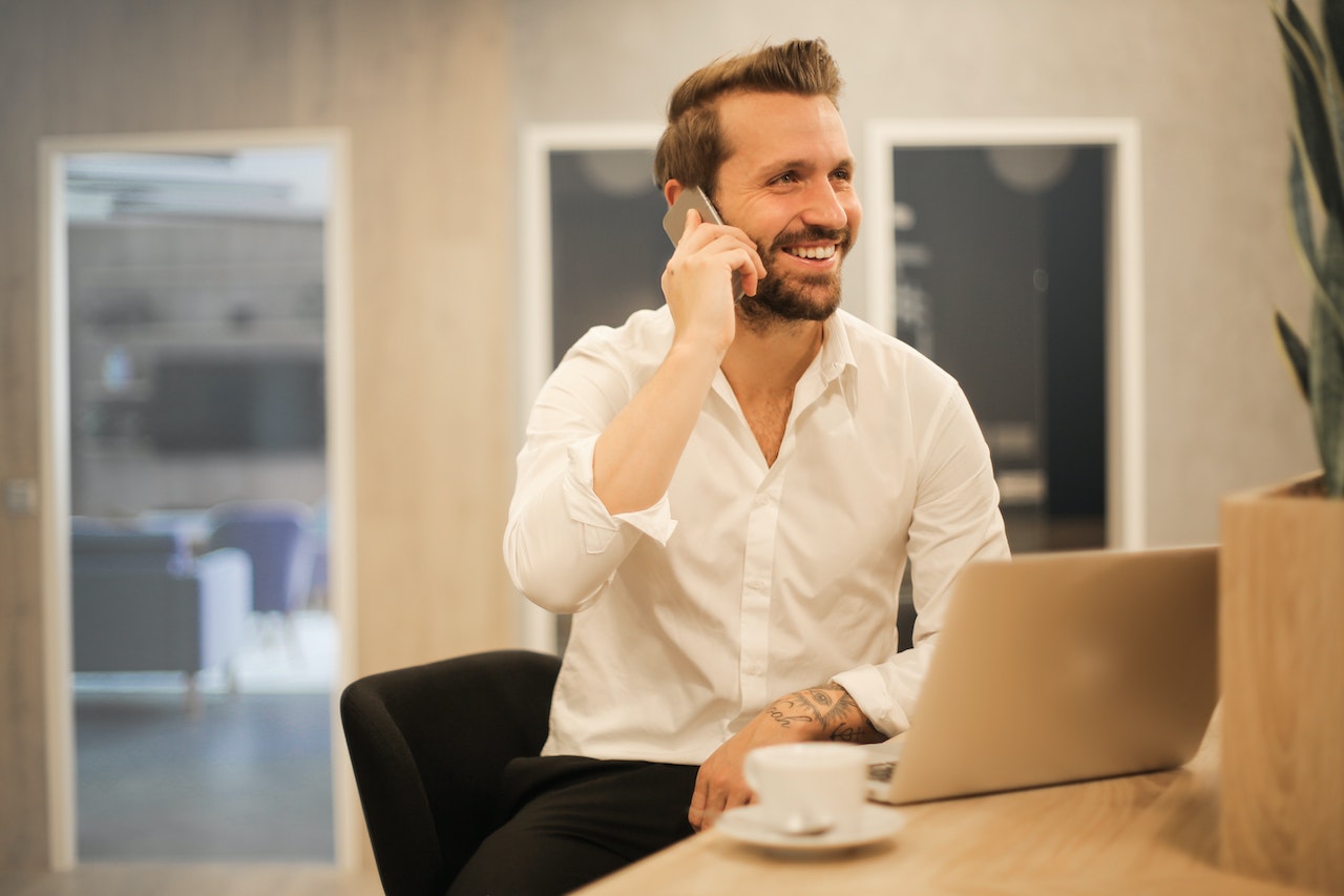 Homme souriant au téléphone