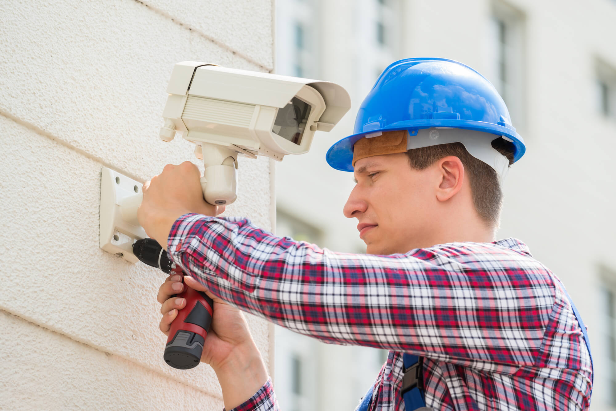 Installateur de caméra en action