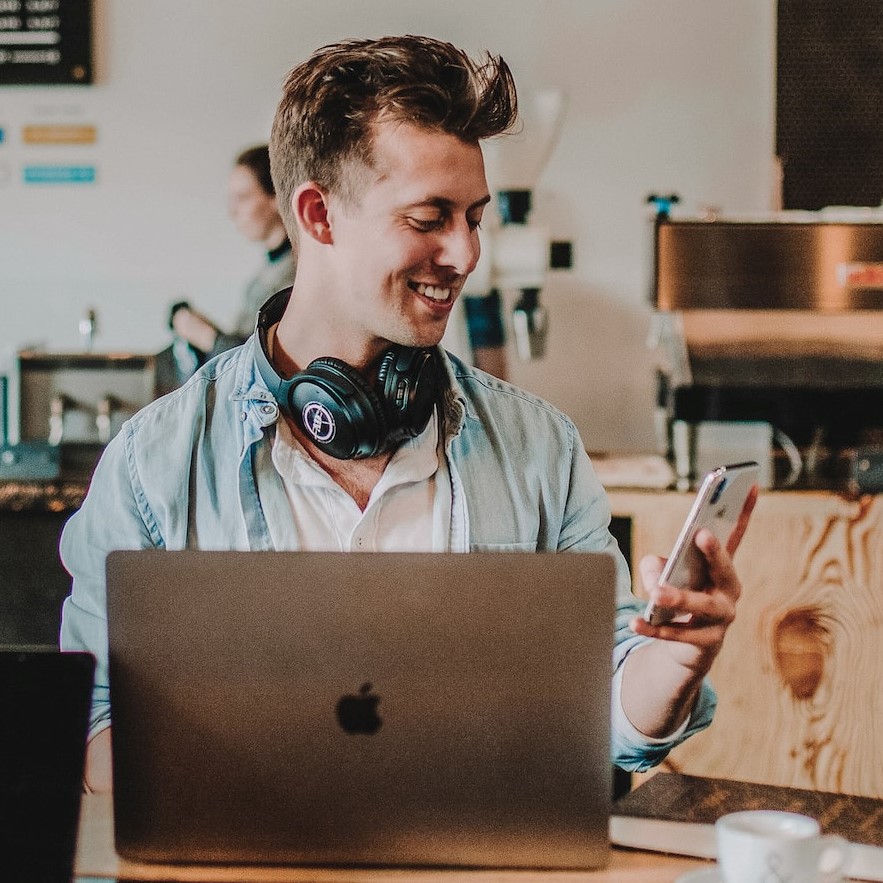 Homme souriant dans un café