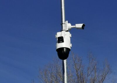 Caméra motorisée à double objectif et caméra tube installées sur un mât de déchetterie