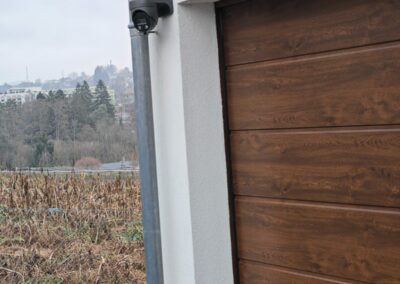 Caméra de surveillance installée à l'angle du garage d'une villa par Activ'Sécurité
