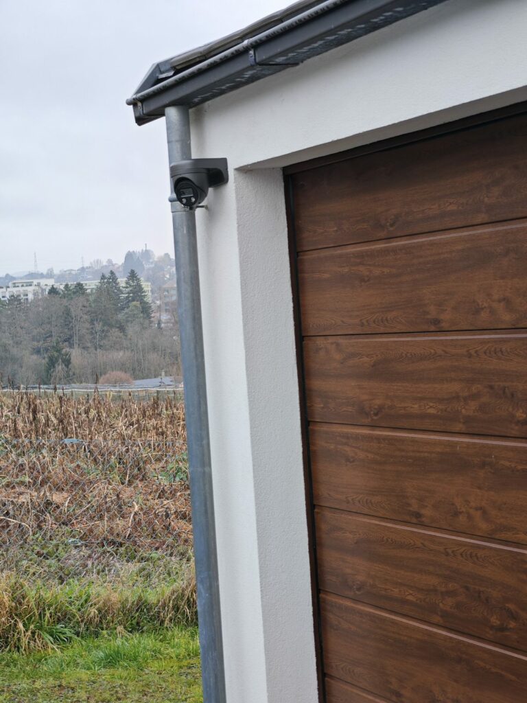 Caméra de surveillance installée à l'angle du garage d'une villa par Activ'Sécurité