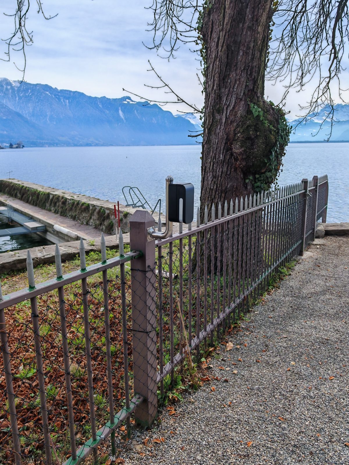 Détecteur extérieur sur une propriété au bord du Léman