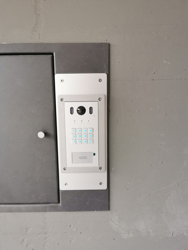 Portier vidéo encastré avec caméra, clavier à code avec repères braille et lecteur de badges, installé par Activ'Sécurité
