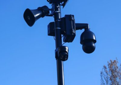 Mât de sécurité équipé d'une caméra dôme motorisée, d'une caméra à double objectif, d'un haut-parleur et d'un projecteur