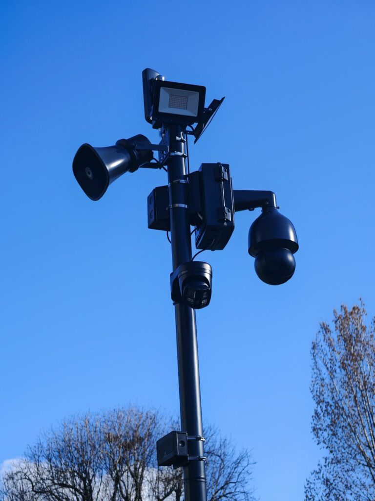 Mât de sécurité équipé d'une caméra dôme motorisée, d'une caméra à double objectif, d'un haut-parleur et d'un projecteur