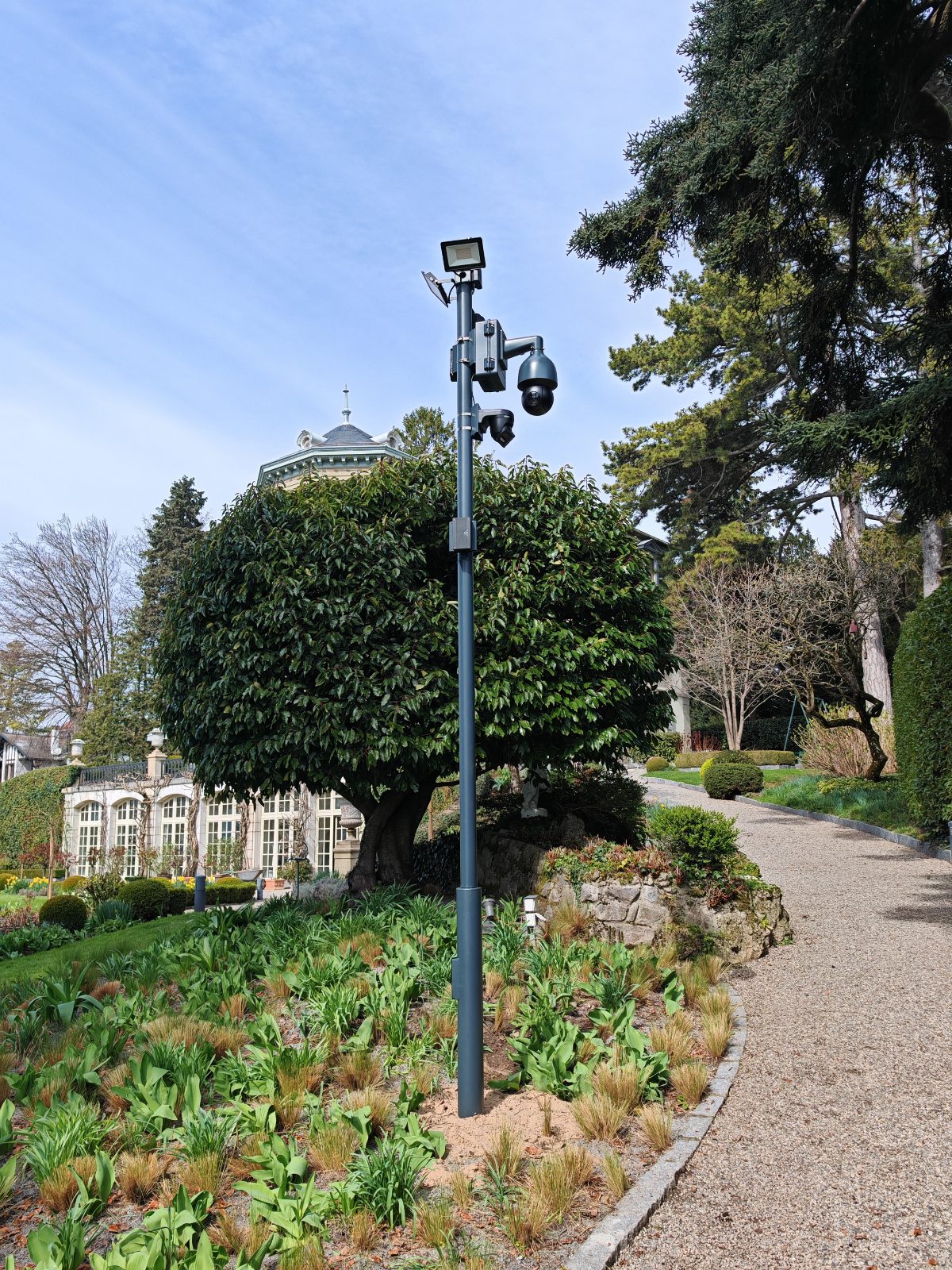 Mât de vidéosurveillance peint dans le parc d’une villa de prestige