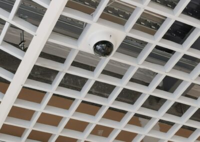 Caméra dôme intégrée dans le faux plafond d’un commerce