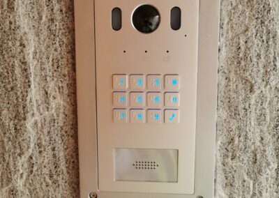 Portier vidéo à clavier code sur façade en granit