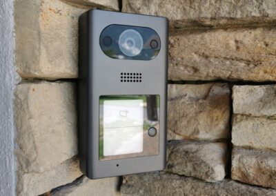 Portier vidéo avec lecteur de badge sur mur en pierre