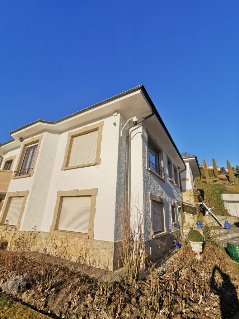 Caméra à l’angle d’une villa