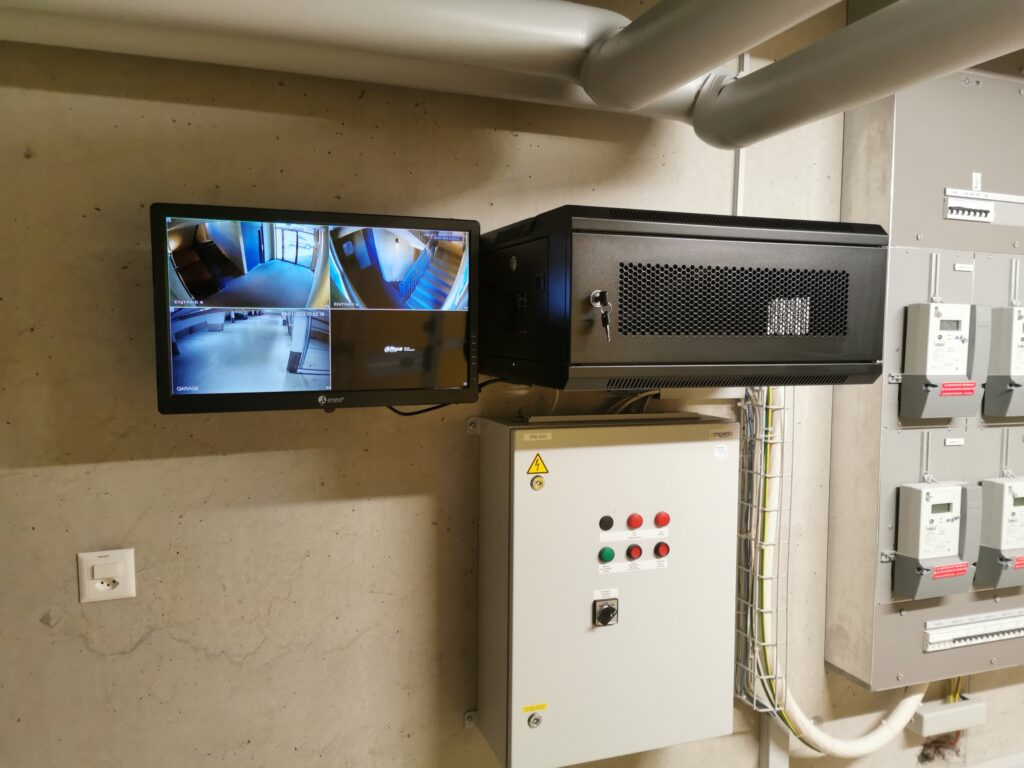 Enregistreur et écran de vidéosurveillance dans le local technique d’un immeuble