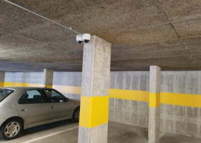 Caméras dôme dans le parking souterrain d’un immeuble