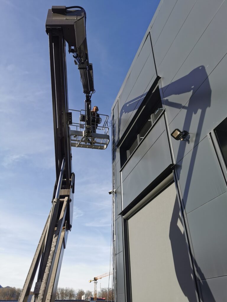 Techniciens posant des caméras depuis une nacelle