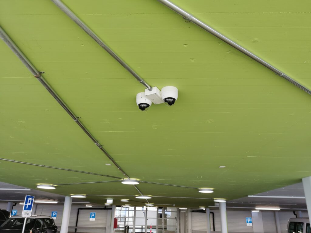 Caméras dôme au plafond d’un parking couvert