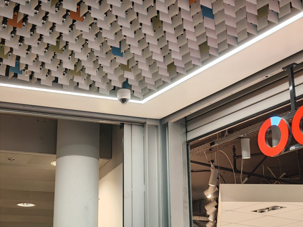 Caméra de surveillance à l’entrée d’un magasin