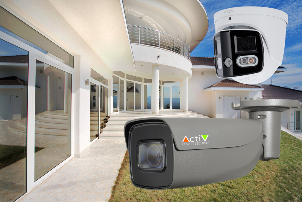 Caméras de vidéosurveillance Activ'Sécurité devant une villa