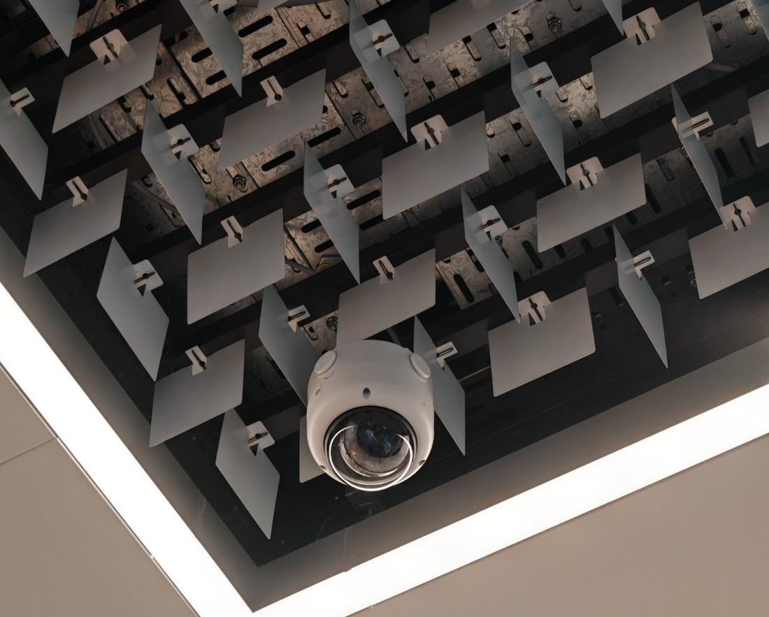 Caméra dôme intégrée à un plafond design